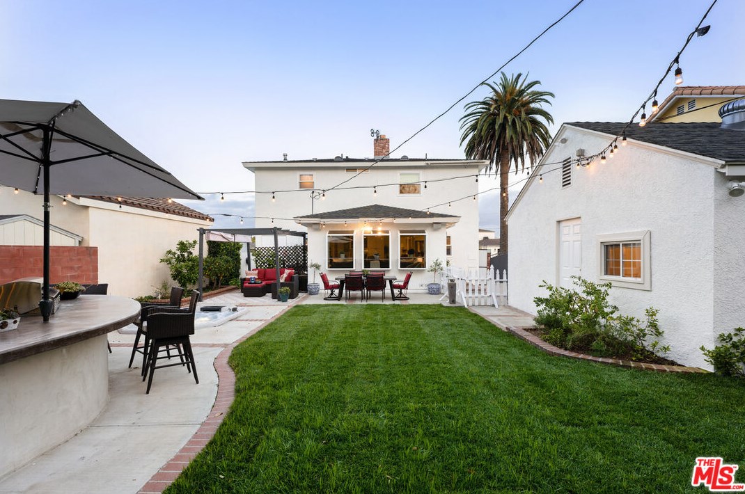 8341 Flight Ave, Los Angeles, CA 90045-3042