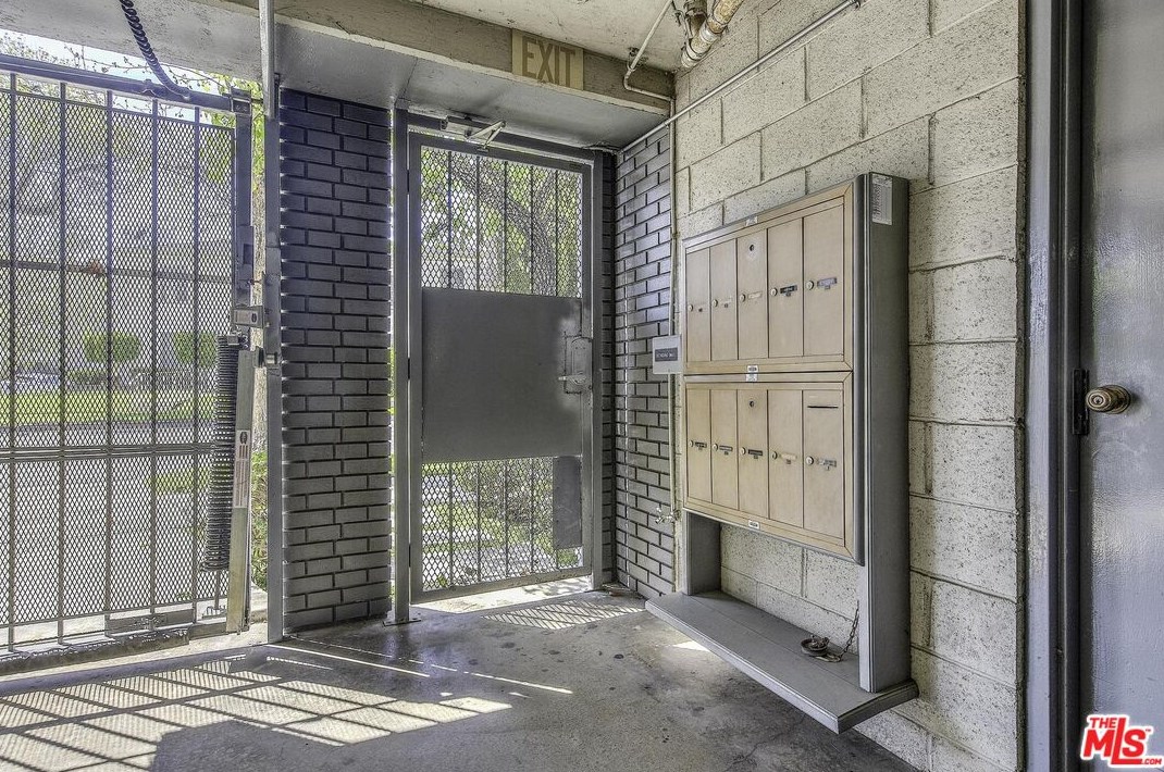 1112 Bedford Dr, Los Angeles CA  90035-1054 exterior