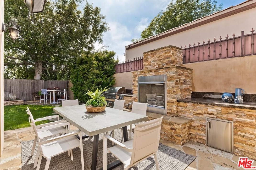 701 Thayer Ave, Los Angeles CA  90024-3309 exterior