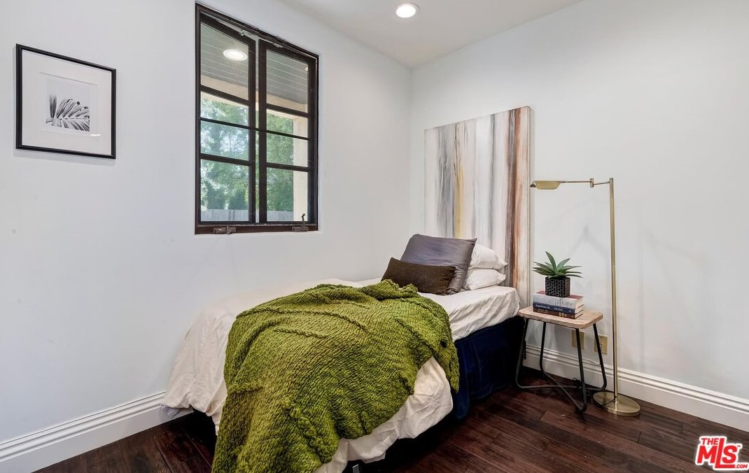 701 Thayer Ave, Los Angeles CA  90024-3309 exterior