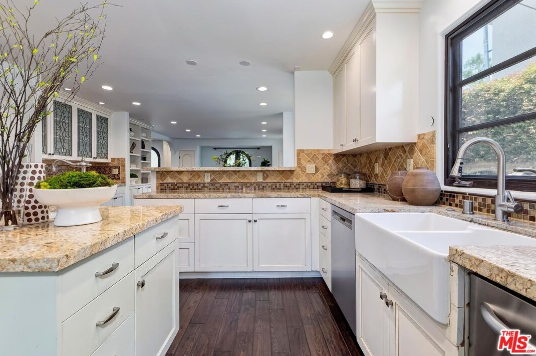 701 Thayer Ave, Los Angeles CA  90024-3309 exterior