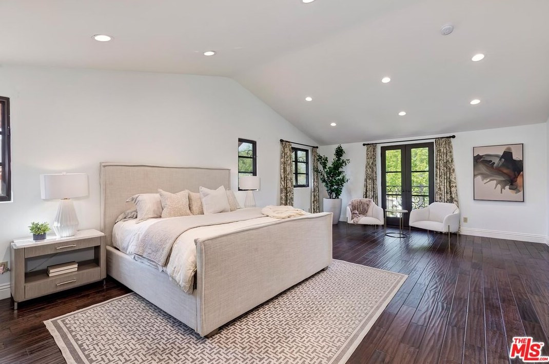 701 Thayer Ave, Los Angeles CA  90024-3309 exterior