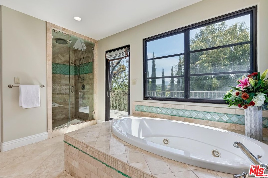 701 Thayer Ave, Los Angeles CA  90024-3309 exterior