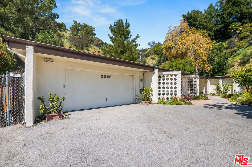 2586 Greenvalley Rd, Los Angeles, CA 90046-1438