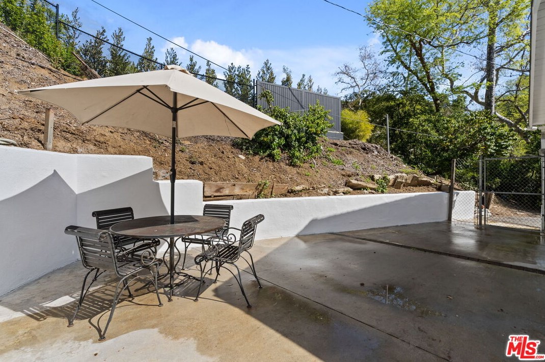 2485 Benedict Canyon Dr, Beverly Hills CA  90210-1410 exterior