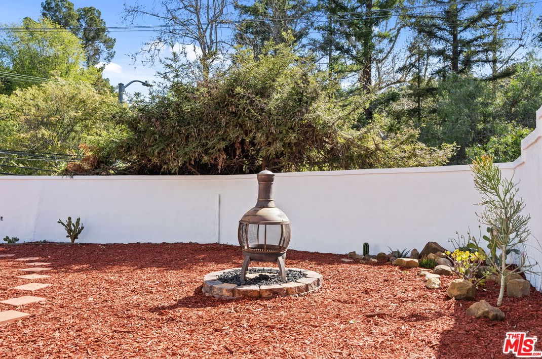 2485 Benedict Canyon Dr, Beverly Hills CA  90210-1410 exterior