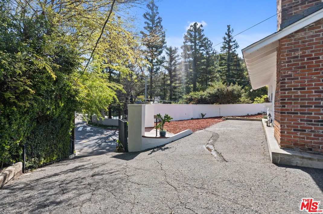 2485 Benedict Canyon Dr, Beverly Hills CA  90210-1410 exterior