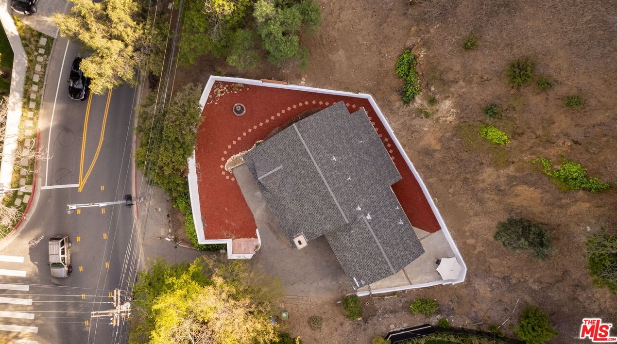 2485 Benedict Canyon Dr, Beverly Hills CA  90210-1410 exterior