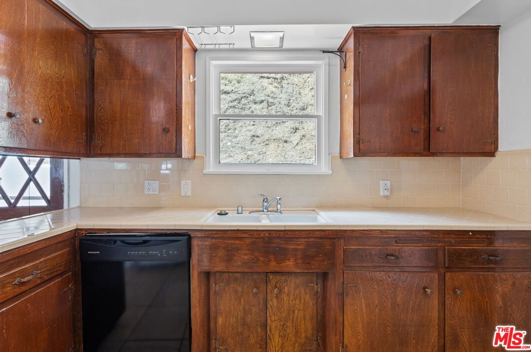 2485 Benedict Canyon Dr, Beverly Hills CA  90210-1410 exterior