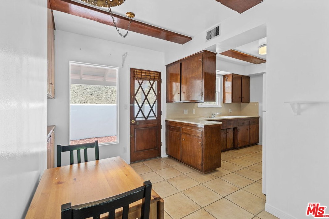 2485 Benedict Canyon Dr, Beverly Hills CA  90210-1410 exterior