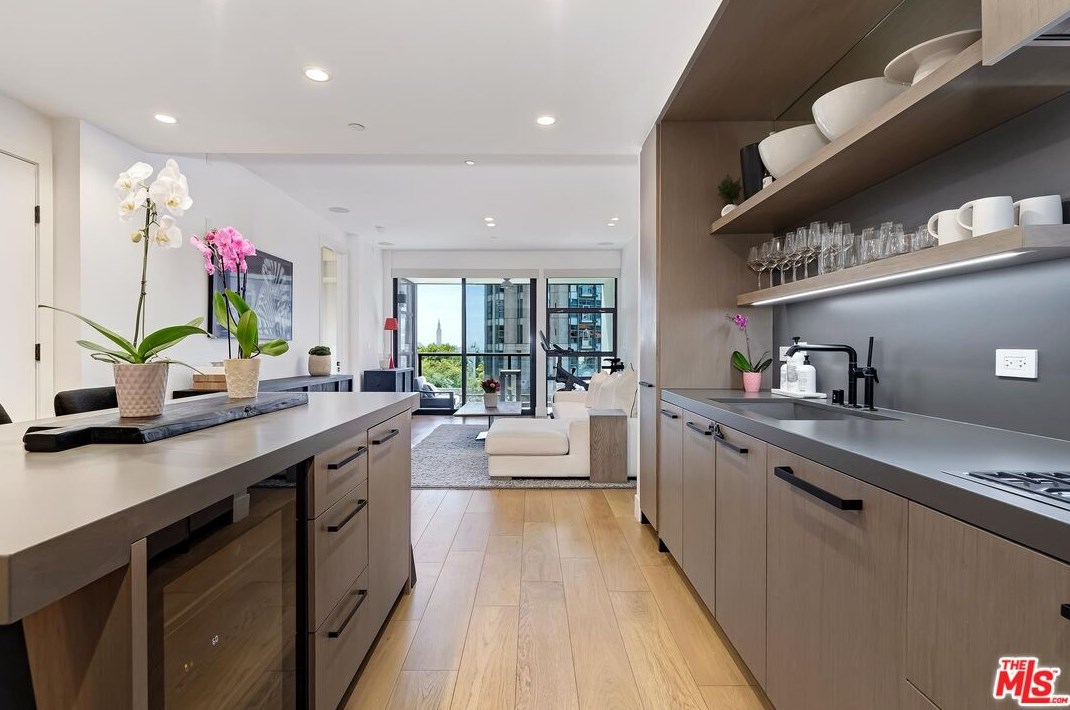 10777 Wilshire Blvd #406, Los Angeles, CA 90024