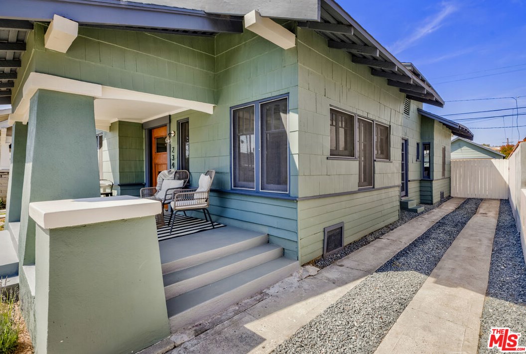 2341 30th St, Los Angeles, CA 90018-2949