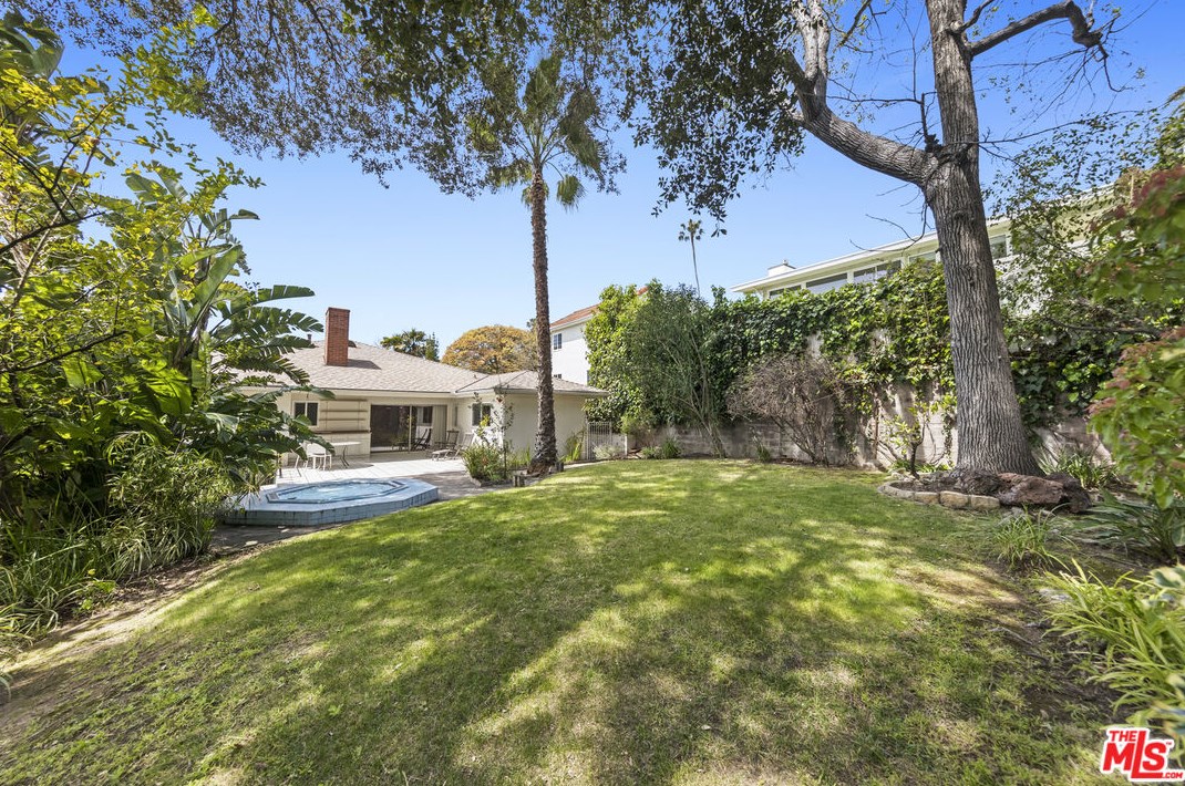 2338 Nella Vista Ave, Los Angeles CA  90027-1332 exterior