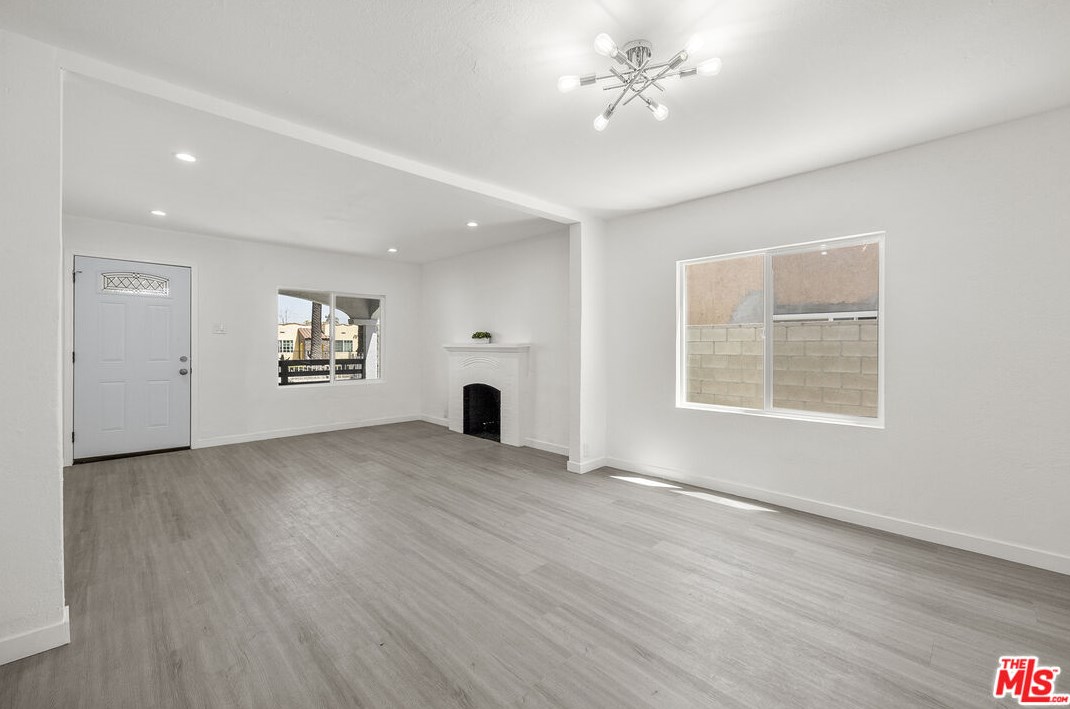 836 105th St, Los Angeles CA  90044-4430 exterior