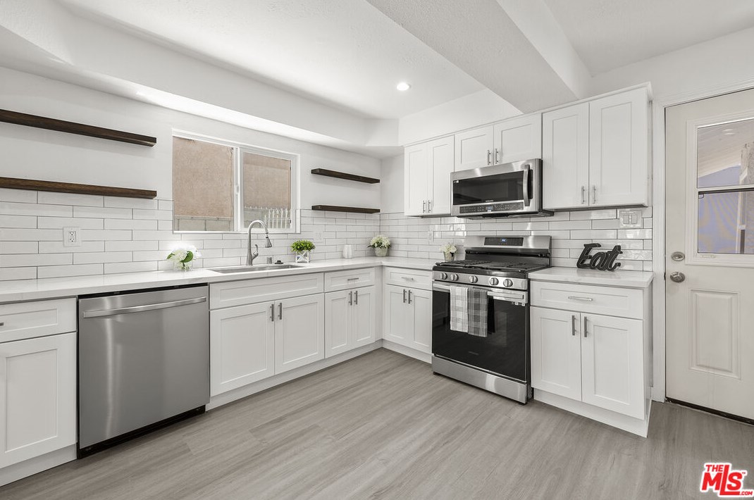 836 105th St, Los Angeles CA  90044-4430 exterior