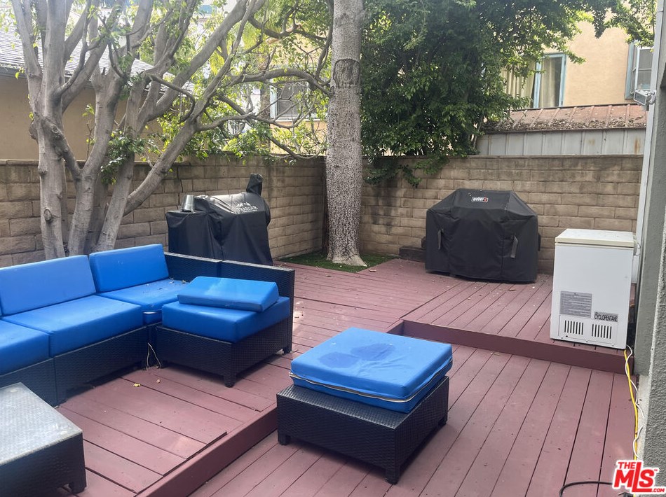 2223 Silver Ridge Ave, Los Angeles CA  90039-3641 exterior