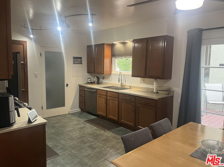 2223 Silver Ridge Ave, Los Angeles CA  90039-3641 exterior