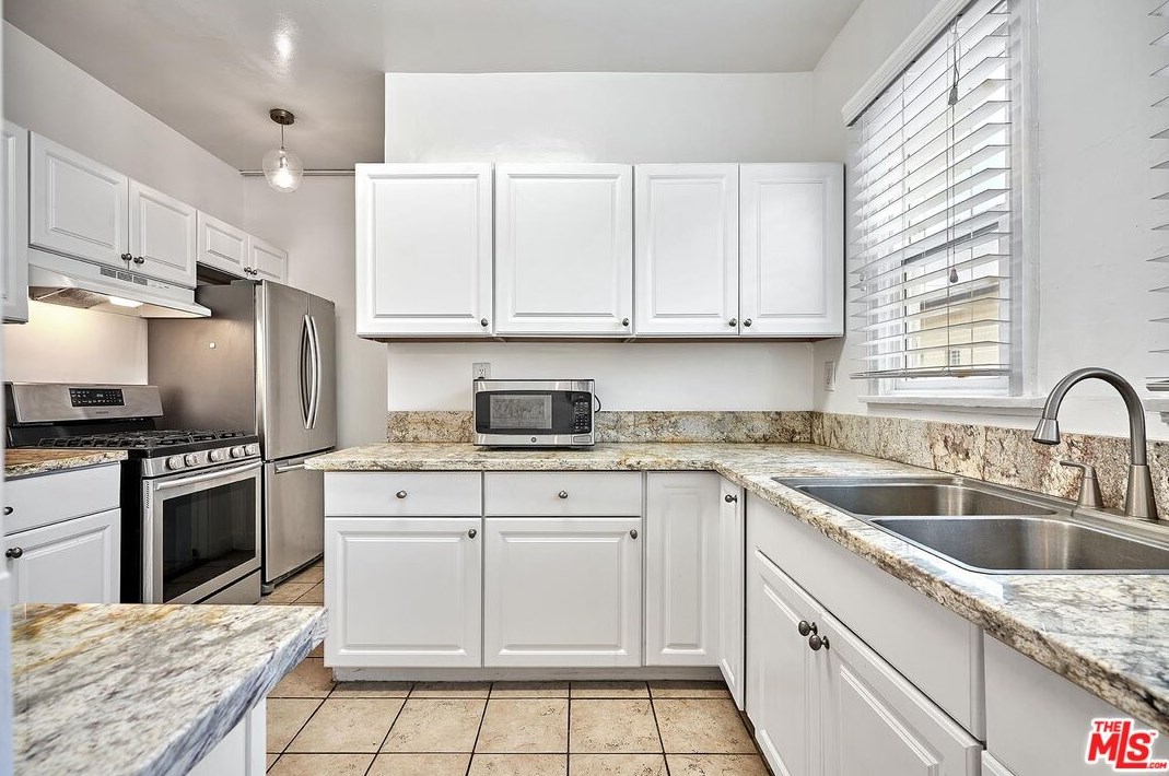 854 Gramercy Pl, Los Angeles CA  90005-3448 exterior