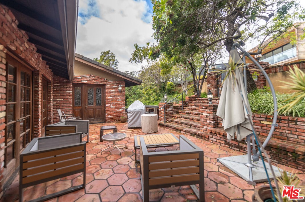 704 Rochedale Way, Los Angeles, CA 90049-1939