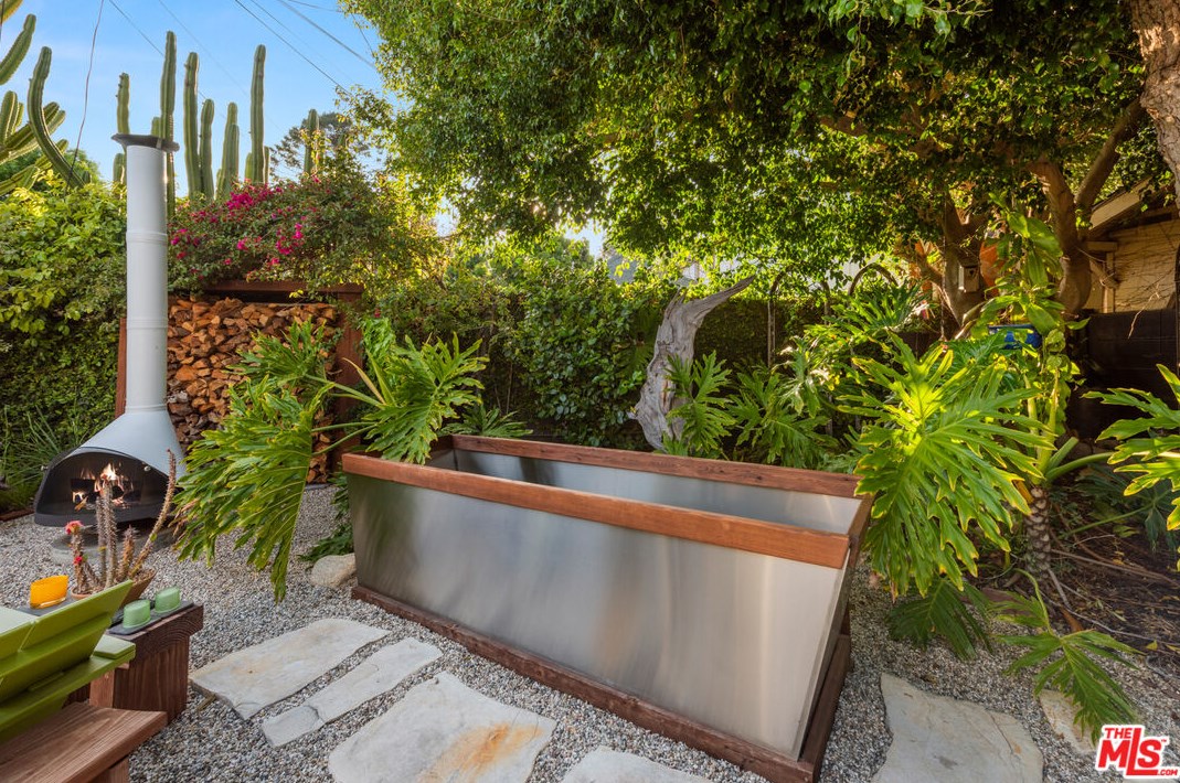 1109 Gramercy Dr, Los Angeles CA  90019-3609 exterior
