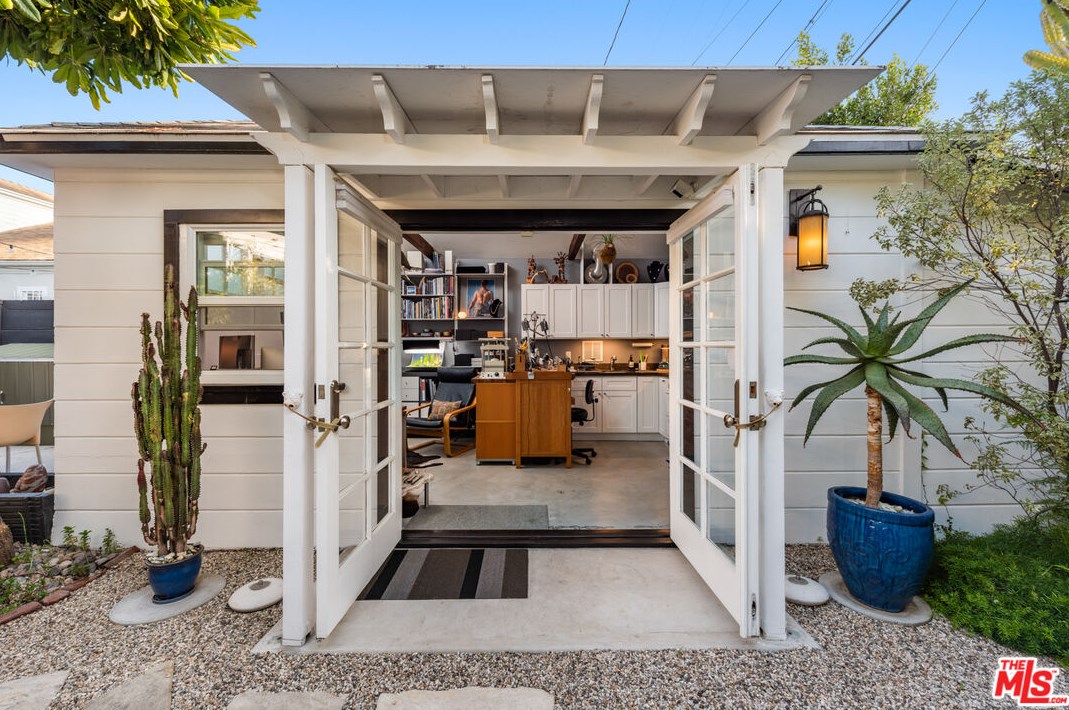1109 Gramercy Dr, Los Angeles CA  90019-3609 exterior