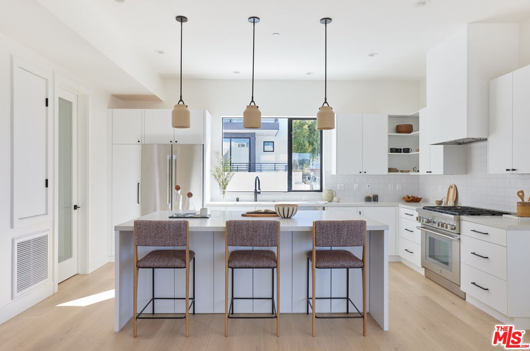 760 Hyperion Ave, Los Angeles CA  90029-2228 exterior