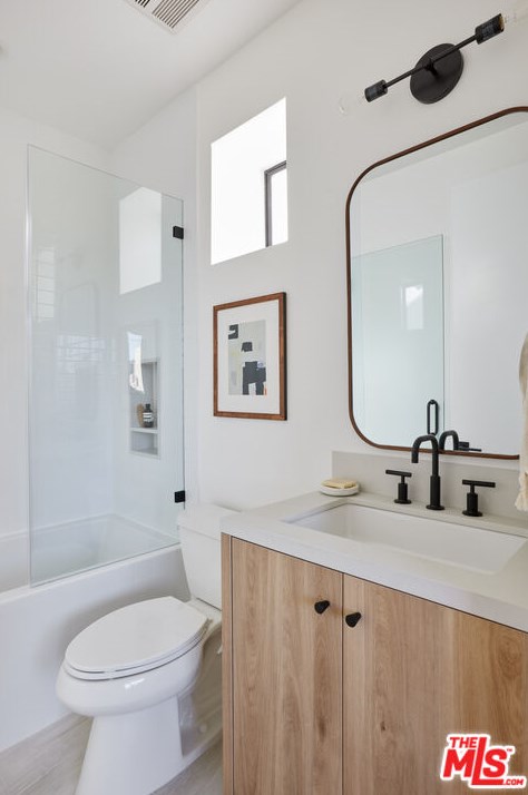 760 Hyperion Ave, Los Angeles CA  90029-2228 exterior