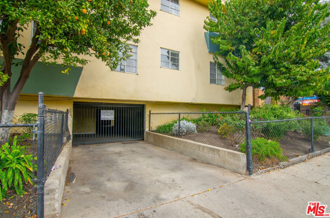 655 Manhattan Pl, Los Angeles CA  90004-1732 exterior