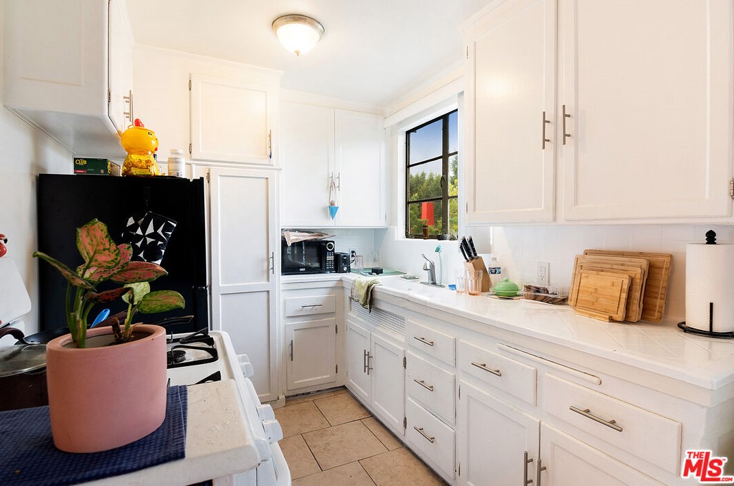 655 Manhattan Pl, Los Angeles CA  90004-4056 exterior