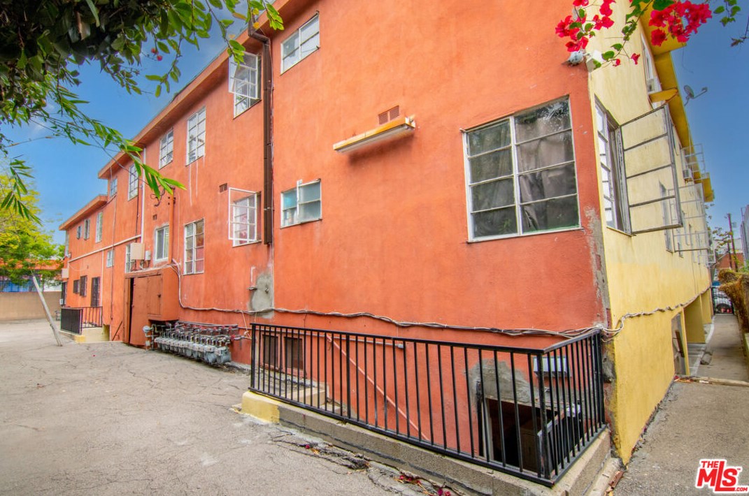 655 Manhattan Pl, Los Angeles CA  90004-4056 exterior