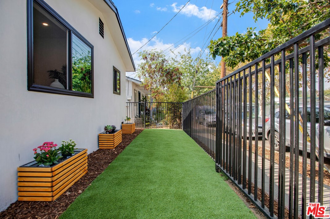 6152 Poppy Peak Dr, Los Angeles CA  90042-1333 exterior