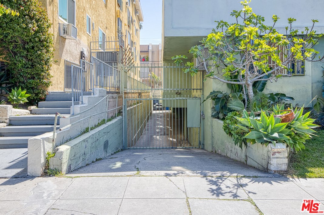 446 St Andrews Pl, Los Angeles CA  90004-3109 exterior