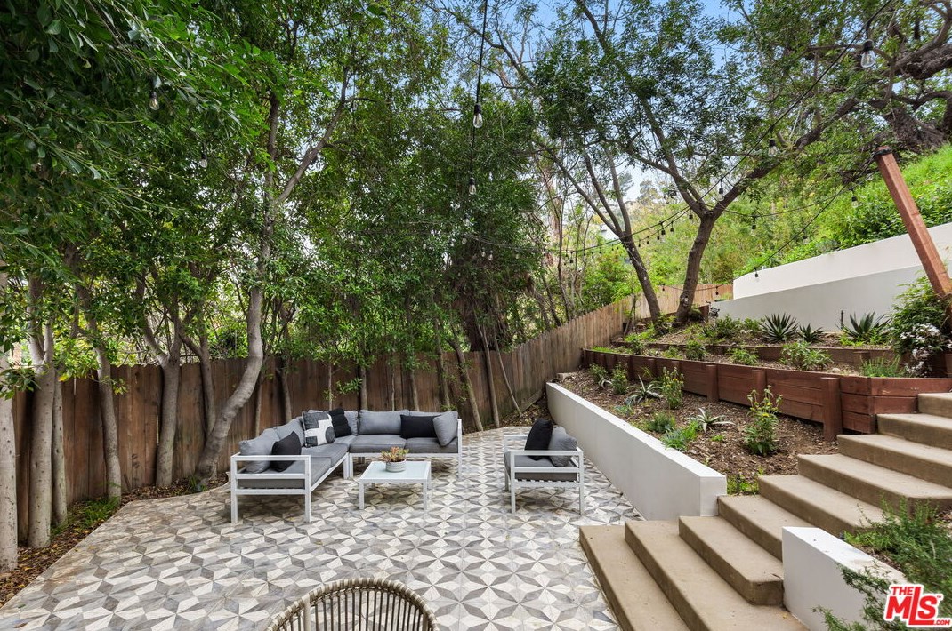 6961 La Presa Dr, Los Angeles CA  90068-3102 exterior