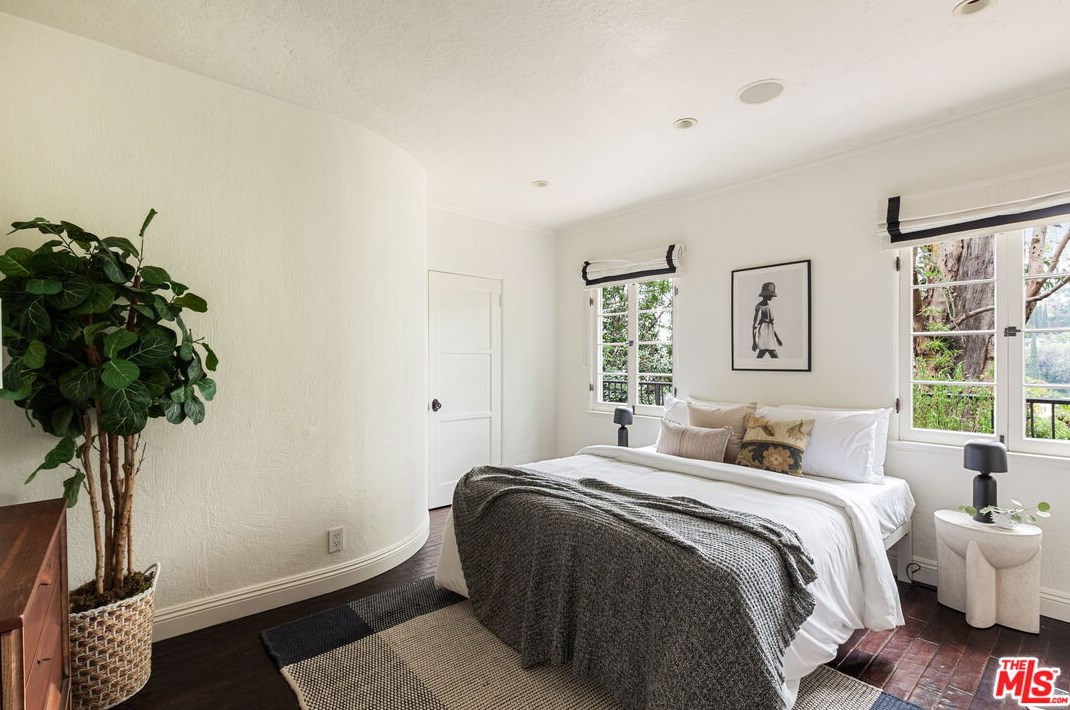 6961 La Presa Dr, Los Angeles CA  90068-3102 exterior