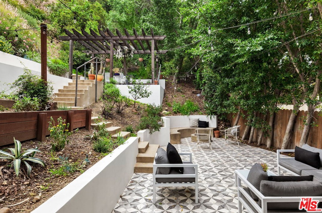 6961 La Presa Dr, Los Angeles CA  90068-3102 exterior