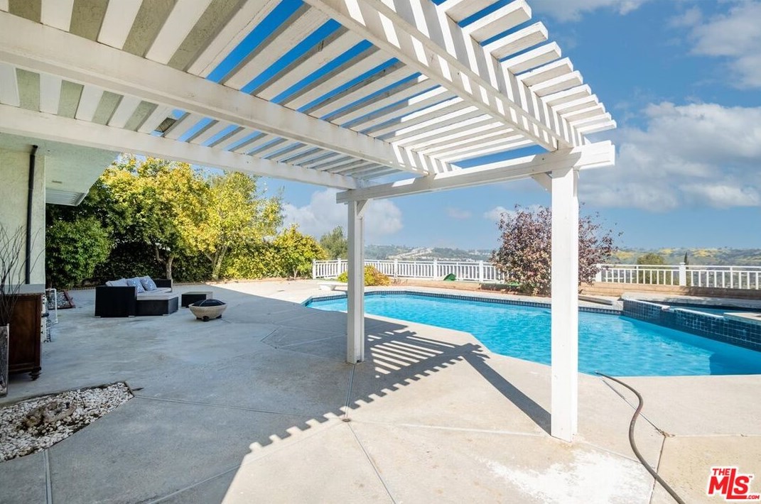 21327 Chirping Sparrow Rd, Pomona CA  91765-3702 exterior