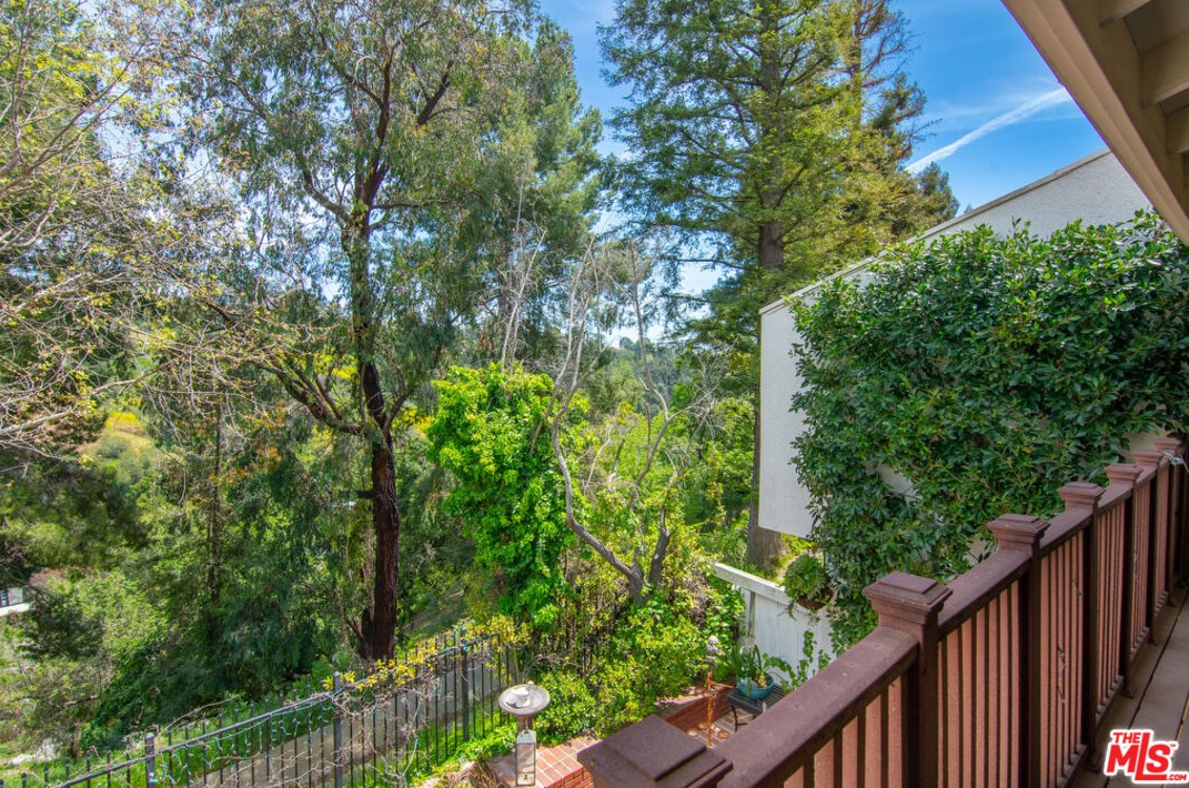 2690 Claray Dr, Los Angeles CA  90077-2018 exterior