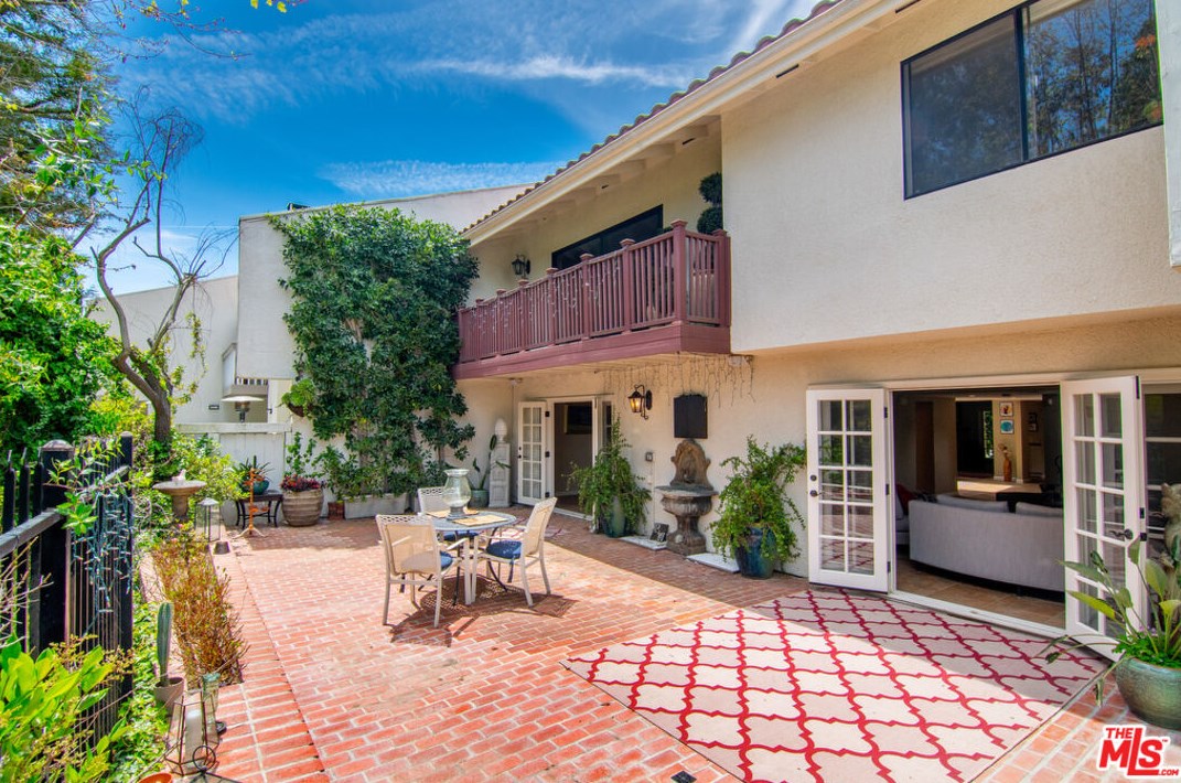 2690 Claray Dr, Los Angeles CA  90077-2018 exterior
