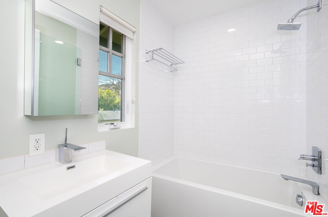1535 Sierra Bonita Ave, Los Angeles CA  90019-3927 exterior