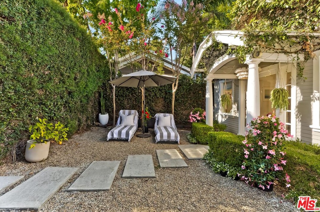 8861 Cynthia St, Los Angeles CA  90069-4510 exterior