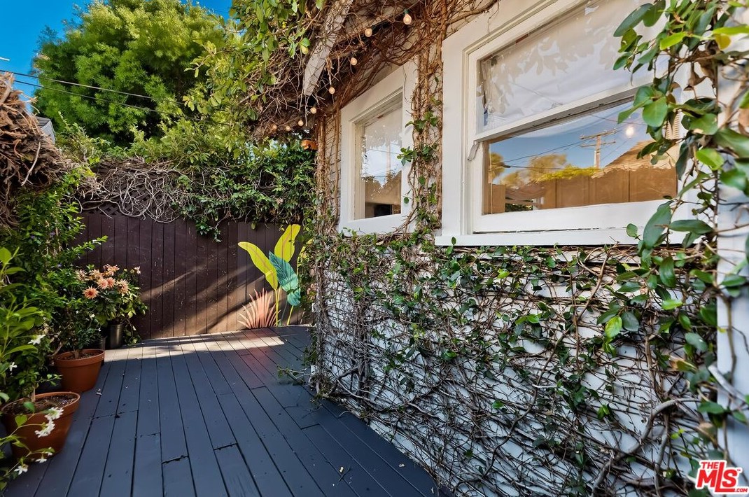 8861 Cynthia St, Los Angeles CA  90069-4510 exterior
