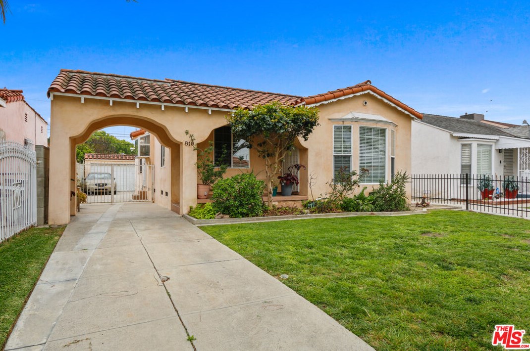 810 95th St, Los Angeles, CA 90044-4714