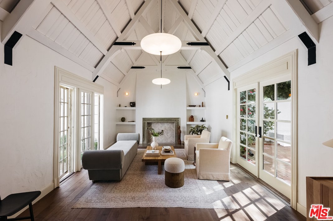 2639 Canyon Dr, Los Angeles CA  90068-2417 exterior