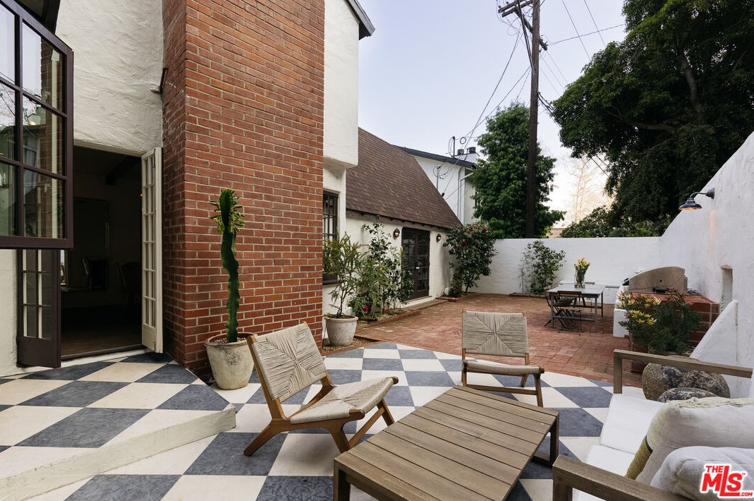 2639 Canyon Dr, Los Angeles CA  90068-2417 exterior