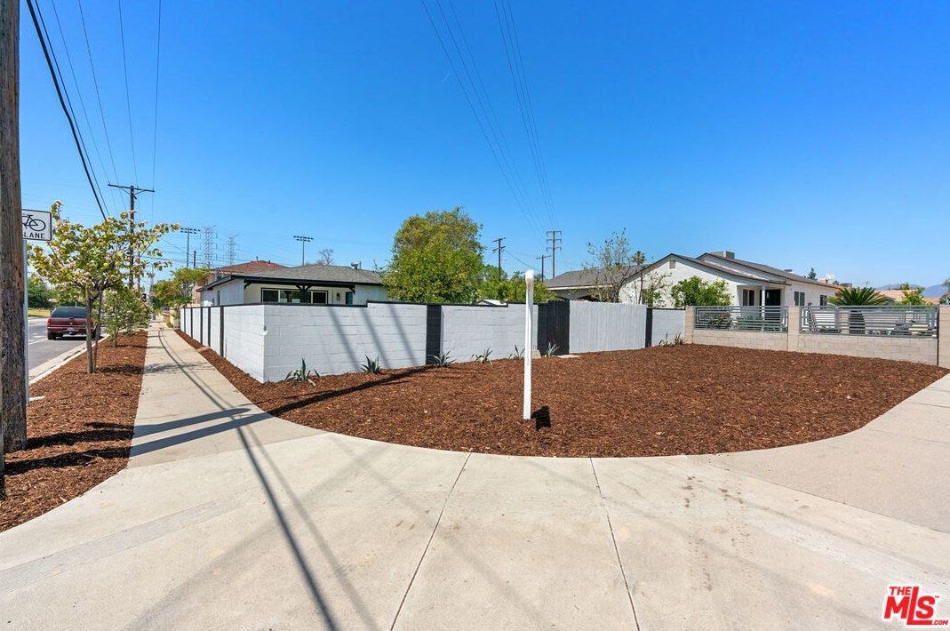 12443 Strathern St, North Hollywood, CA 91605