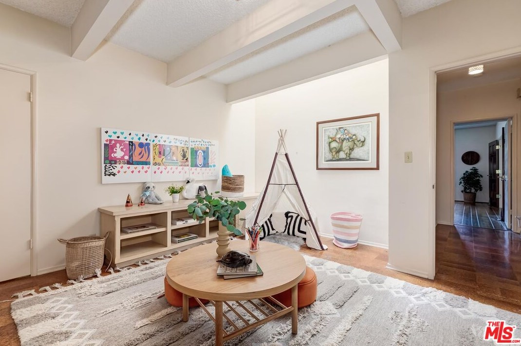 268 Rexford Dr, Beverly Hills CA  90210-4908 exterior