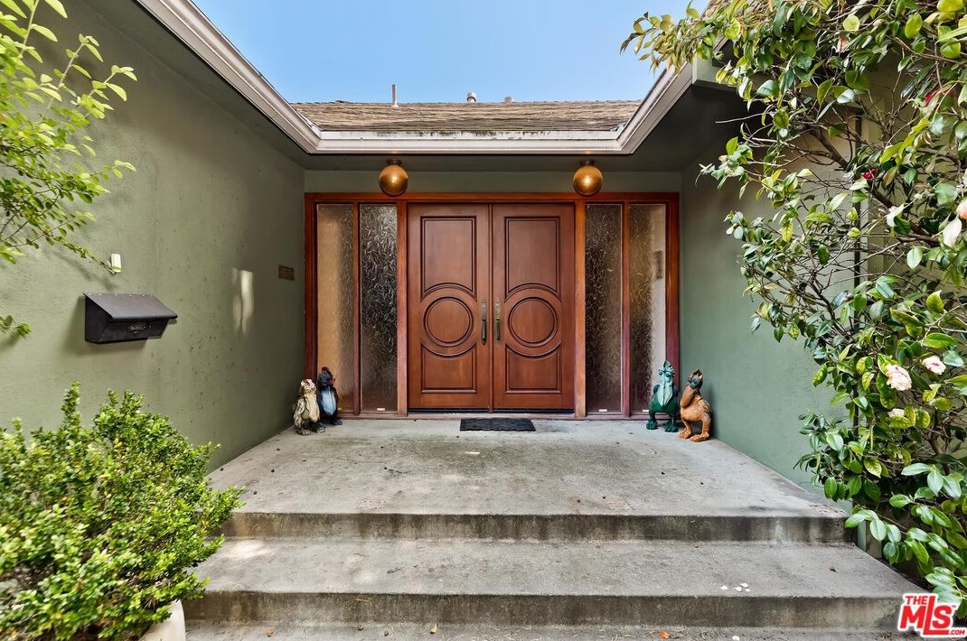 268 Rexford Dr, Beverly Hills CA  90210-4908 exterior