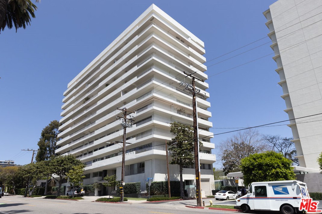 838 Doheny Dr, Los Angeles CA  90069-4853 exterior