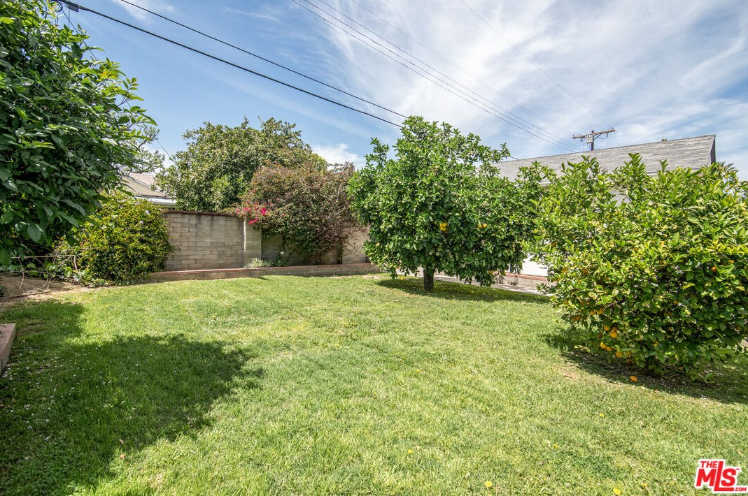 6501 Yarmouth Ave, Los Angeles CA  91335-6217 exterior