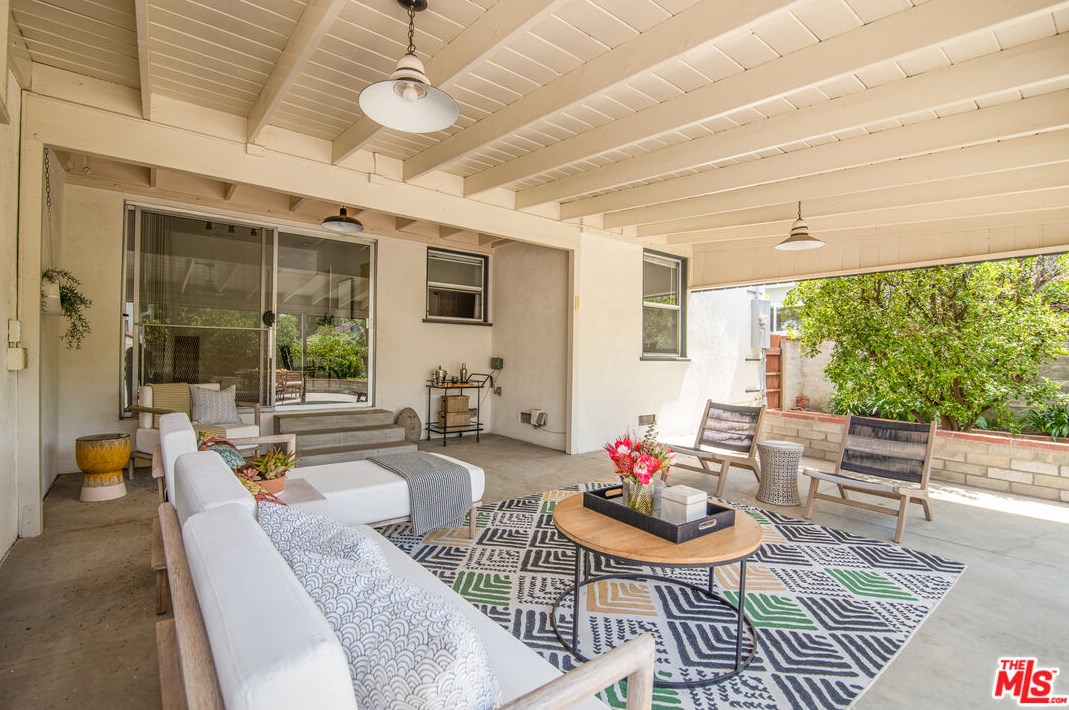 6501 Yarmouth Ave, Los Angeles CA  91335-6217 exterior